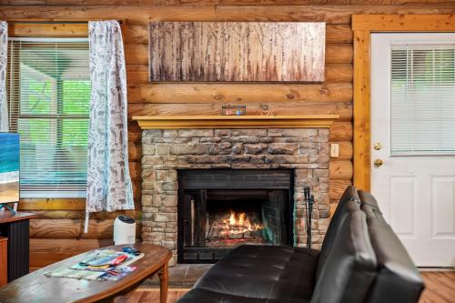 Deer View, Hot Tub, Private Cabin, Close to Everything photo 12
