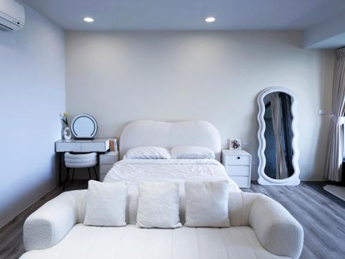Una cama o camas en una habitación de Toucheng Joyful 宜蘭海景民宿-頭城小確幸 寵物友善 電動車免費充電 附早餐