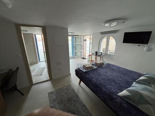 Кровать или кровати в номере Olive Tree Apartment