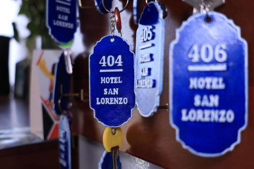 a bunch of tags hanging on a wall at Hotel San Lorenzo Ubaté in Ubaté