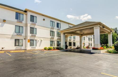 a large white building with a parking lot at Motel 6-Columbia, MO - East in Columbia