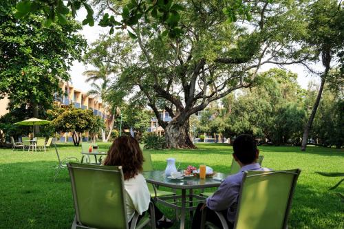 Taman di luar Hotel Calli