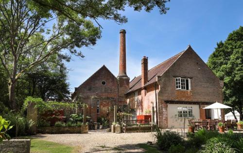 Taman di luar The Brick House