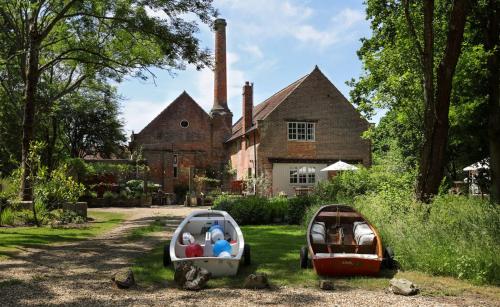 Taman di luar The Brick House