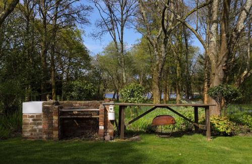 Taman di luar The Brick House