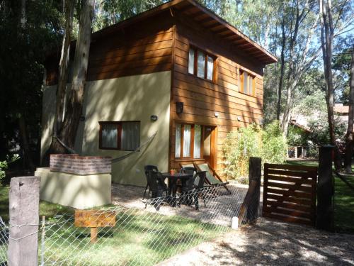 a cabin with a table and chairs in front of it at Cabañas Aire Fresco in Mar del Plata