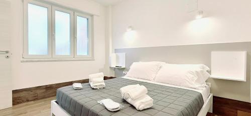 a bedroom with a bed with two towels on it at A 2 passi dal centro in Matera