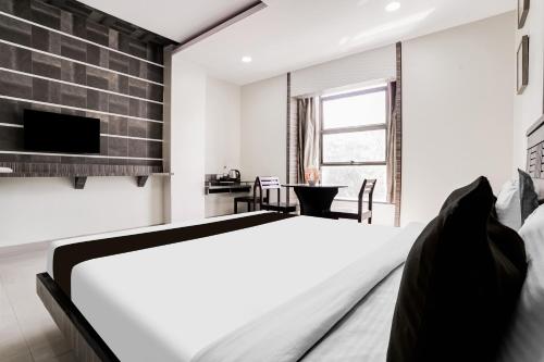Ένα ή περισσότερα κρεβάτια σε δωμάτιο στο Townhouse Kranti Square Aurangabad