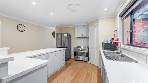 Una cocina o cocineta en McDougall Hidaway