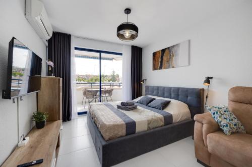 Sunny Apartment with Pool, 200m from the Sea