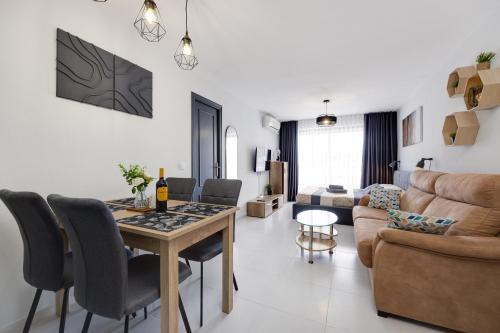 Sunny Apartment with Pool, 200m from the Sea