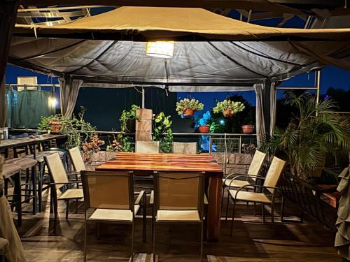 a table and chairs under a tent on a patio at Departamento Suite familiar frente a las riberas in Culiacán