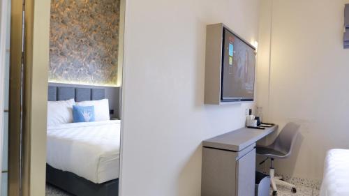 Hotel WITH OKにあるテレビまたはエンターテインメントセンター