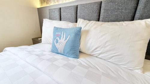 Hotel WITH OKにあるベッド