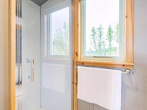 a bathroom with a window and a white towel at Woodside Hut 3 - Uk36107 in Auchterneed