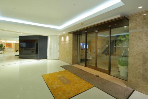 a lobby of a building with a rug on the floor at Odakyu Hotel Century Sagami Ono in Sagamihara
