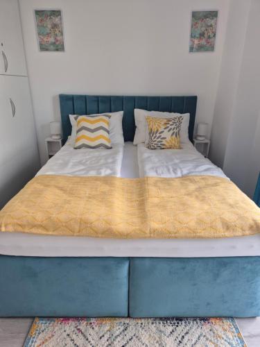 Ένα ή περισσότερα κρεβάτια σε δωμάτιο στο Apartament Mirela