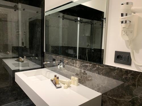 Ένα μπάνιο στο Thalya Luxury Rooms