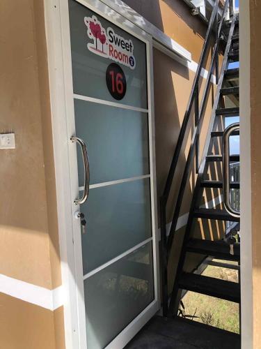 a door to a house with a sign on it at สเตชั่นภูทับเบิก-บ้านดาดฟ้าทะเลหมอก in Ban Tha Kok Hai