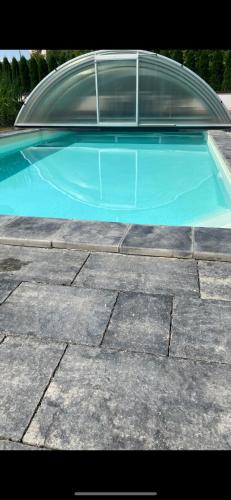 Kolam renang di atau dekat dengan WELLNESS APARTMÁN KAROLÍNA