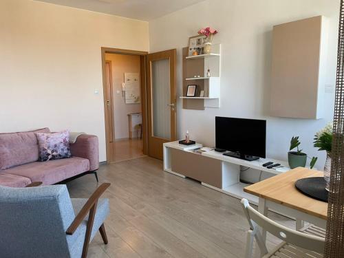Μια τηλεόραση ή/και κέντρο ψυχαγωγίας στο Premium High Rise, Gorgeous City Views