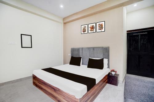 a bedroom with a large bed in a room at Hotel O Silk Inn Haveli in Jhānsi
