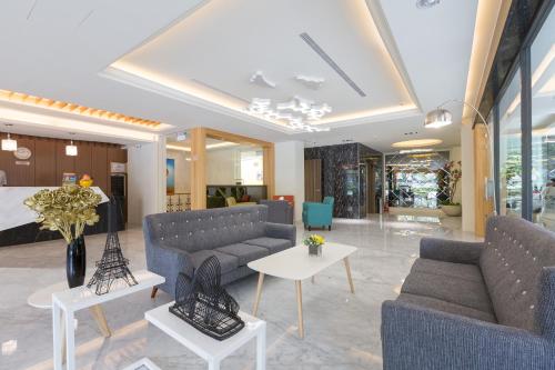 a living room with two couches and a table at 衿后禾居民生館 Good Hotel Minsheng in Kaohsiung