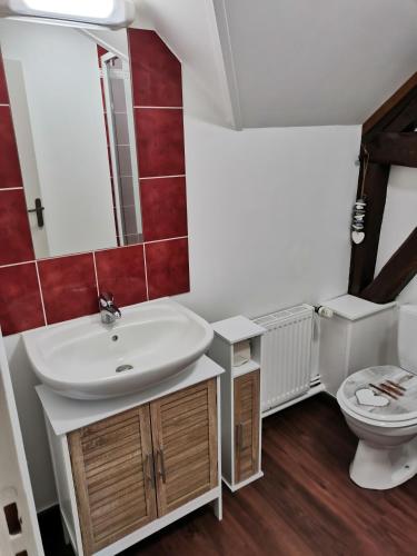 une salle de bain avec un lavabo et des toilettes dans l'établissement Gite Etretat, à Sainte-Marie-au-Bosc