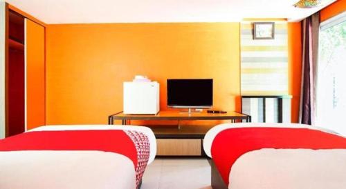 TV a/nebo společenská místnost v ubytování OYO 271 The Resort Romklao