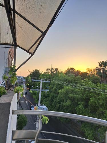 a view of a road from a balcony with the sunset at Departamento Suite familiar frente a las riberas in Culiacán