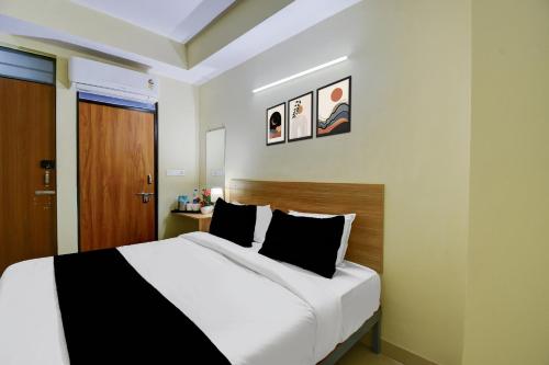 Postel nebo postele na pokoji v ubytování Hotel O Shine