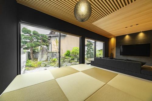 a living room with a television and a couch at GLOWVIA Takayamasyowa in Takayama