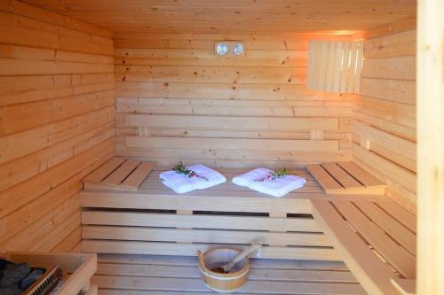 Una sauna de madera con dos toallas blancas. en Les Roches Blanches, en Porto Vecchio