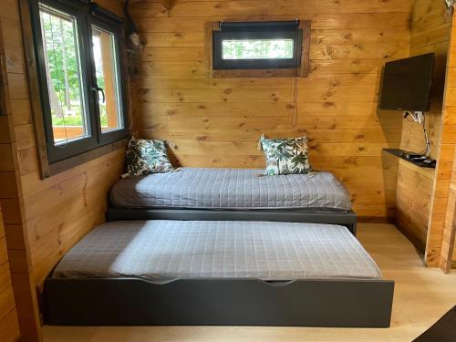 Postel nebo postele na pokoji v ubytování Chalet dans les bois