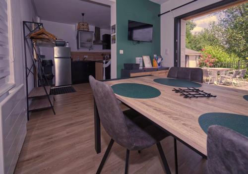 Kuchyňa alebo kuchynka v ubytovaní La maison au bord de la riviére
