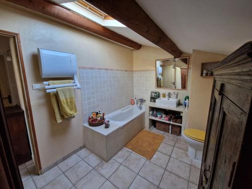 une salle de bain avec une baignoire, des toilettes et un lavabo dans l'établissement Provençal house with pool, à Sauveterre