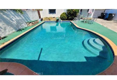 英格尔伍德Room with pool view close to Sofi Stadium and LAX的一个蓝色海水的大型游泳池