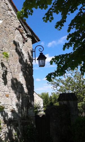 a street light attached to the side of a building at Gîte De Serre in Le Grand-Pressigny