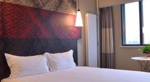 Кровать или кровати в номере ibis Xian Lintong Huaqing Hot Spring Hotel