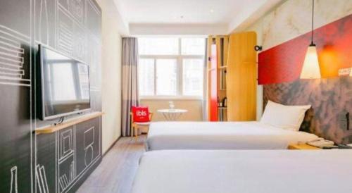 Кровать или кровати в номере ibis Xian Lintong Huaqing Hot Spring Hotel