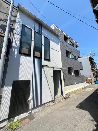 Newly opened, 3 min walk to Hanazonocho subway station, large flat! 3 min drive to Namba!