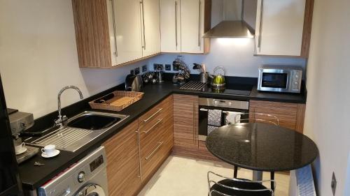 Bradley Stoke Apartmentにあるキッチンまたは簡易キッチン