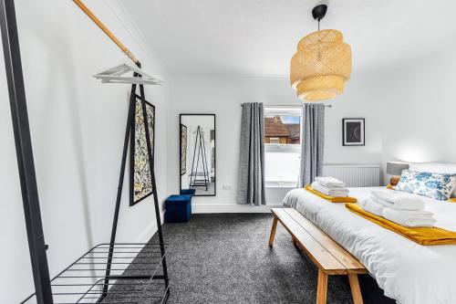 Ένα ή περισσότερα κρεβάτια σε δωμάτιο στο Spacious Sleeps6 Leisure Contractors SuperfastWiFi