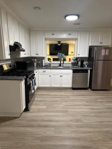 Royale Palace Spacious 3brs 2 baths homeにあるキッチンまたは簡易キッチン