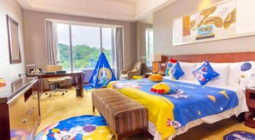 a bedroom with a large bed and a desk at Quanzhou Guest House Hotel in Quanzhou
