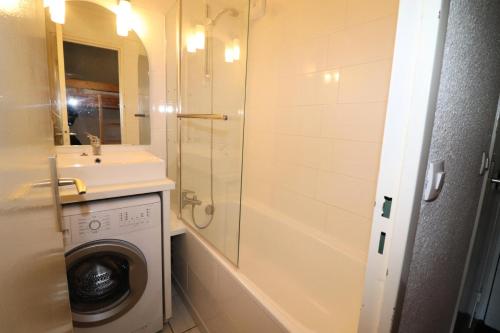 une salle de bain avec une machine à laver et un lavabo dans l'établissement Résidence Home Club - Studio avec vue imprenable retour ski aux pieds MAE-3904, à Tignes