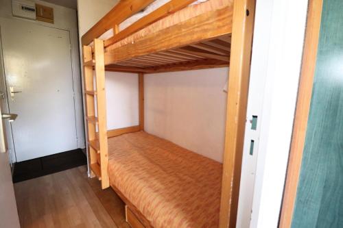 une chambre avec un lit superposé dans une pièce dans l'établissement Résidence Home Club - Studio avec vue imprenable retour ski aux pieds MAE-3904, à Tignes