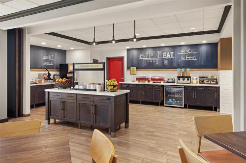 Η κουζίνα ή μικρή κουζίνα στο Hampton Inn Minneapolis-Roseville,MN