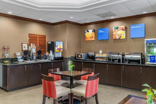 a restaurant with a table and chairs at a counter at Comfort Inn Blythewood - North Columbia in Blythewood