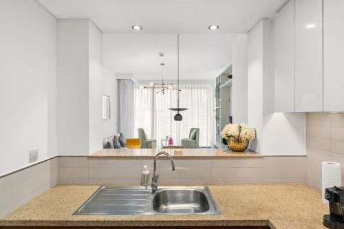 una cocina con fregadero y encimera en Burj Vista - Prime Downtown Dubai, en Dubái